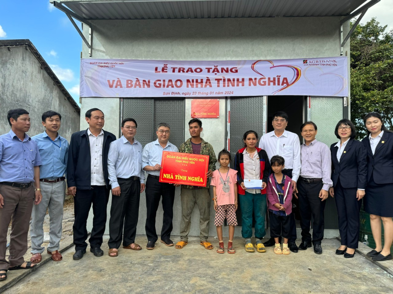 Trao nhà tình nghĩa, máy tính, quà cho gia đình chính sách -0