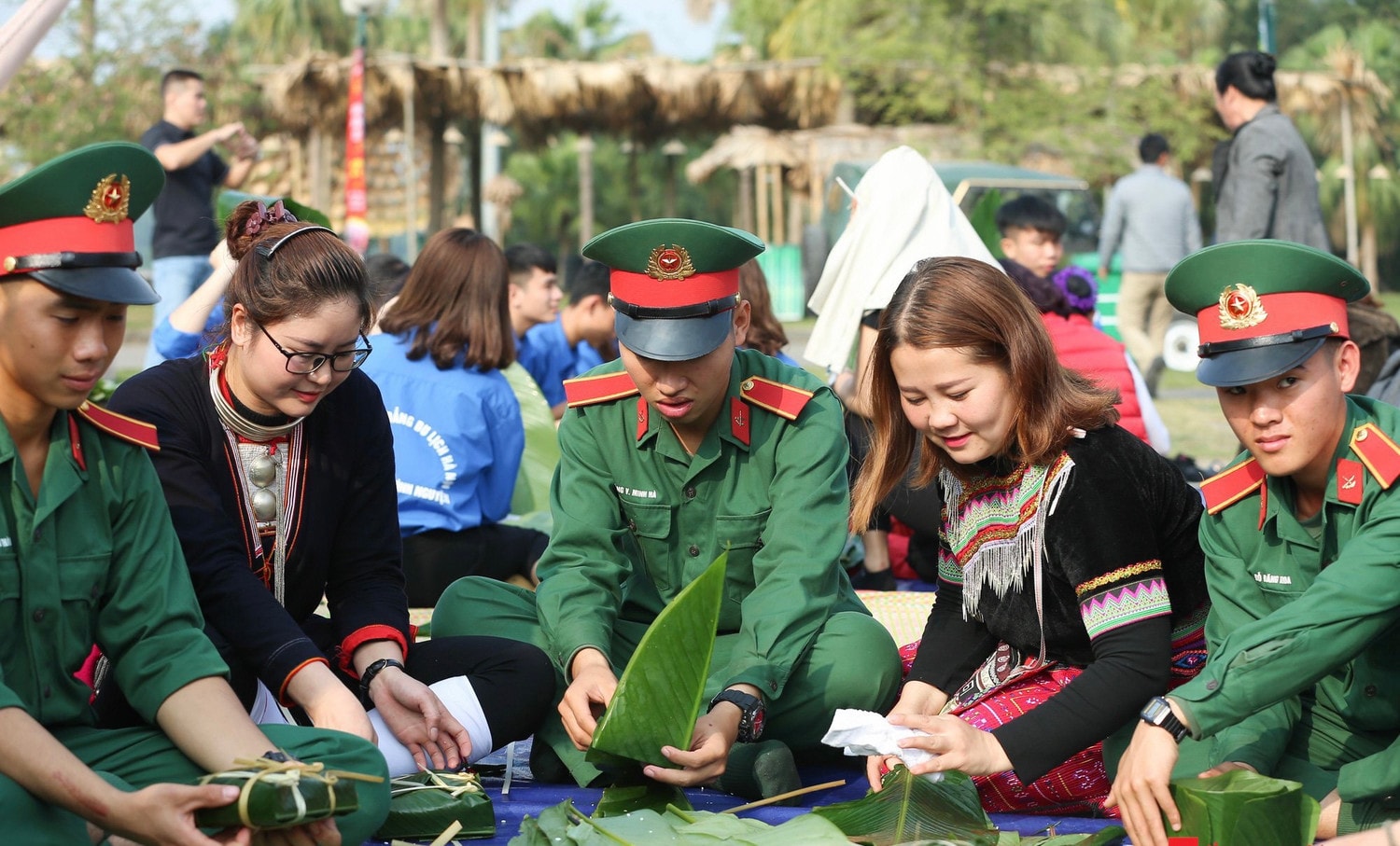 Gói bánh chưng xanh - Tết vì người nghèo tại Làng Văn hóa - Du lịch các dân tộc Việt Nam. Nguồn: toquoc.vn
