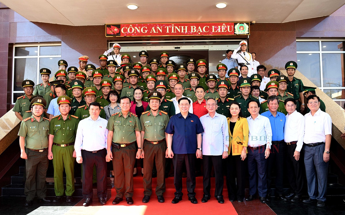 Chủ tịch Quốc hội Vương Đình Huệ thăm, chúc Tết lực lượng vũ trang tỉnh Bạc Liêu