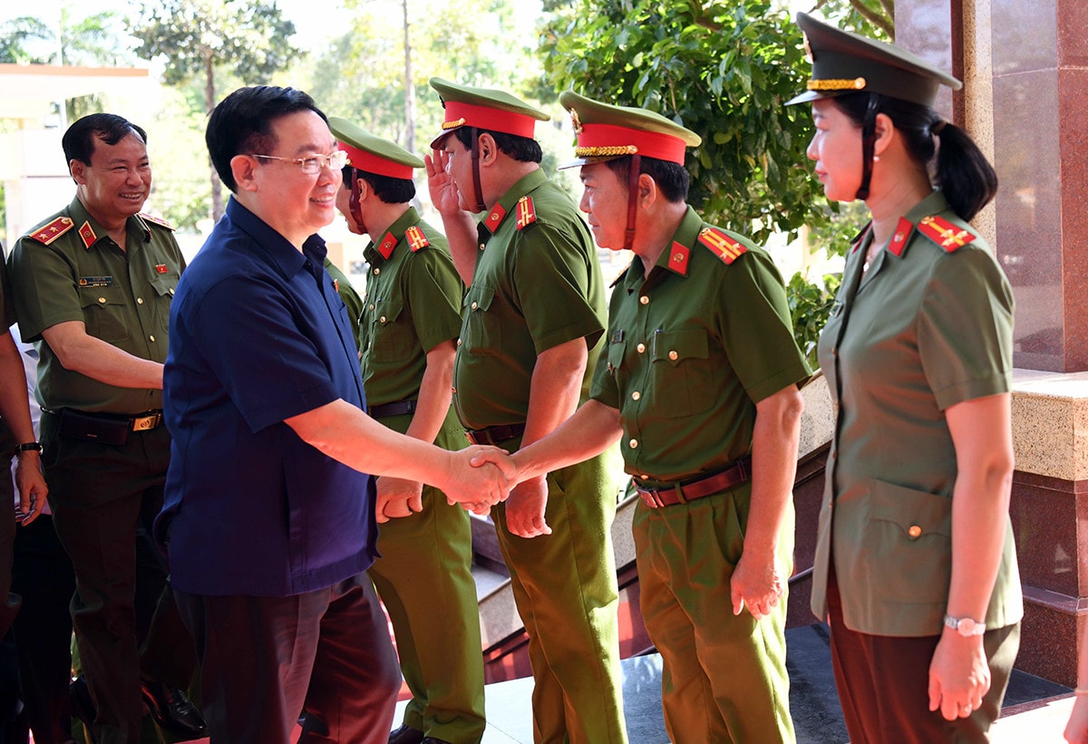 Chủ tịch Quốc hội Vương Đình Huệ thăm, chúc Tết lực lượng vũ trang tỉnh Bạc Liêu -0
