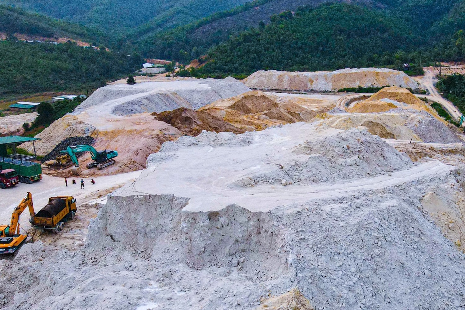 Lâm Đồng: Một doanh nghiệp bị kiến nghị dừng hoạt động khai thác cao lanh vì hàng loạt sai phạm -0