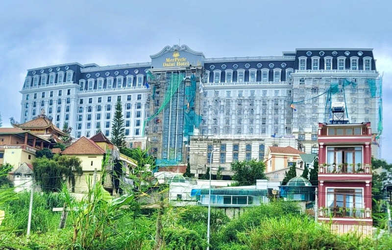 Chủ sở hữu khách sạn Merperle Dalat bị phạt vì xây dựng trái phép gần 4.500m2 gây bất ngờ khi hoạt động kinh doanh thua lỗ nhiều năm -0