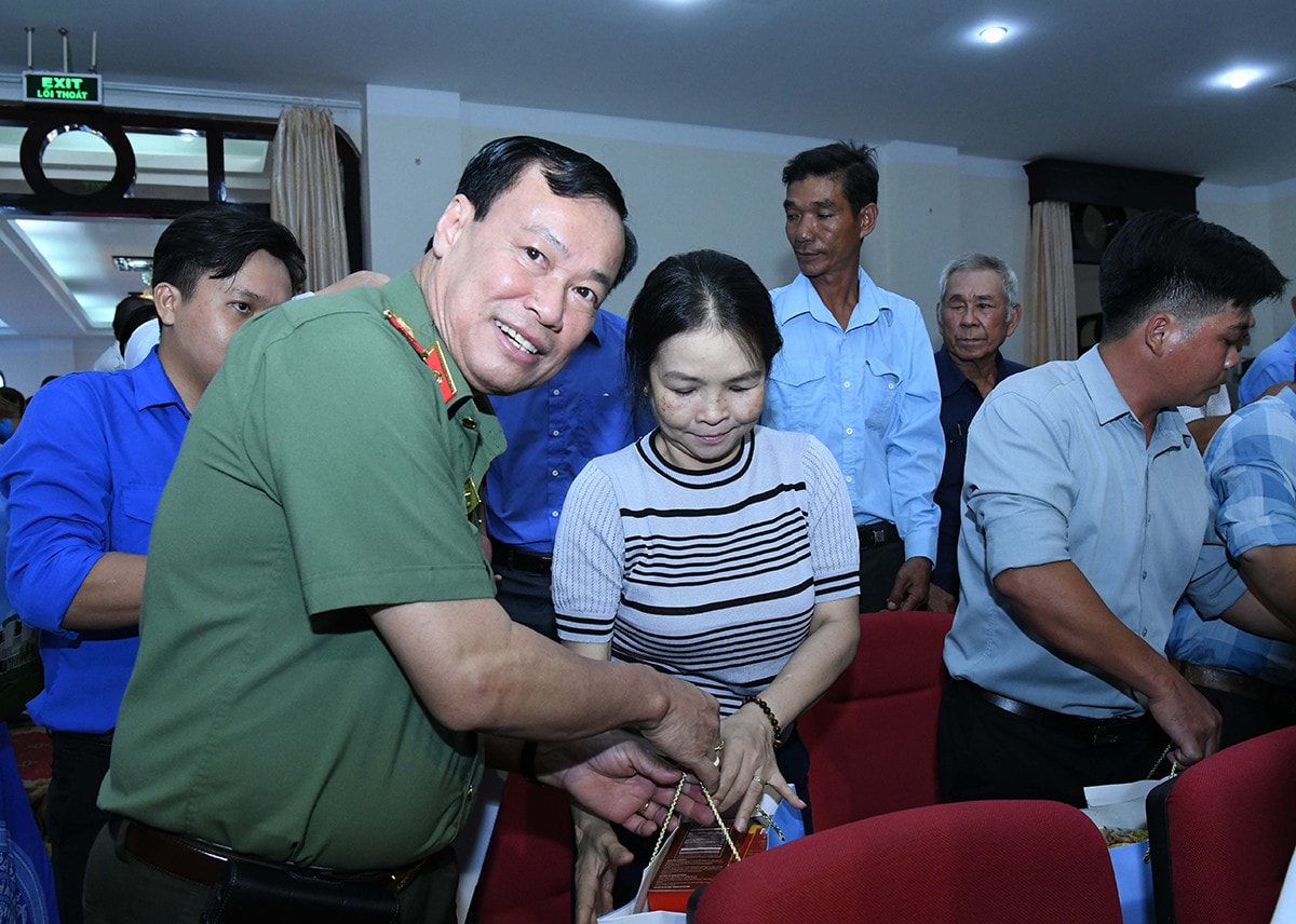 Chủ tịch Quốc hội Vương Đình Huệ: Bạc Liêu chuẩn bị các điều kiện tốt nhất phục vụ Nhân dân đón Tết vui tươi, lành mạnh, an toàn, tiết kiệm -6