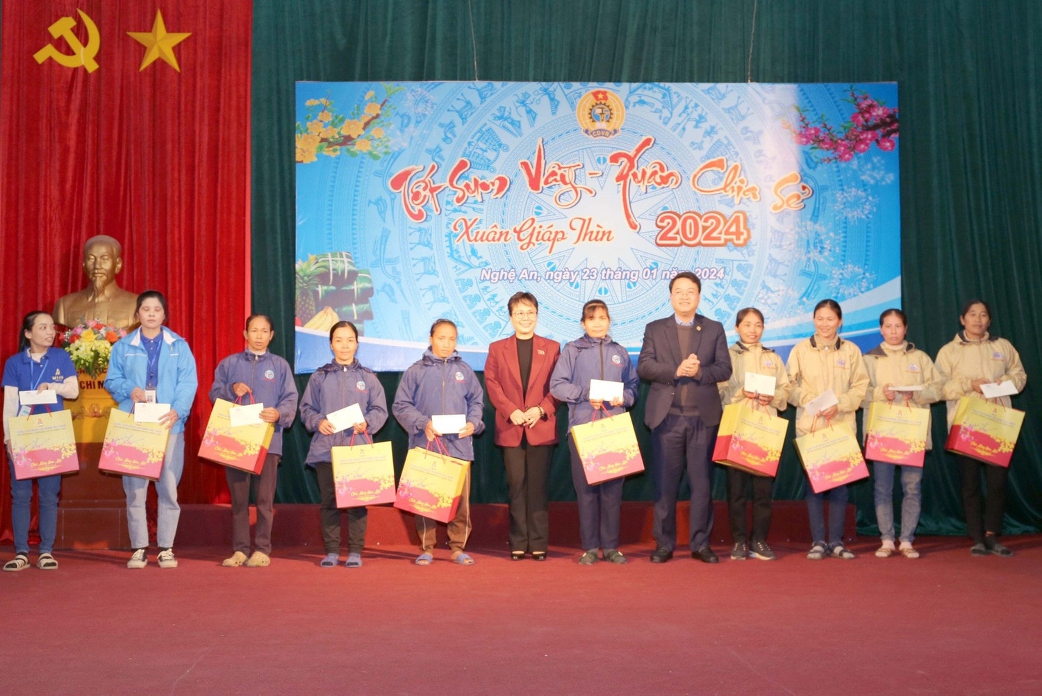 Nghệ An: Phó Chủ nhiệm Uỷ ban Tài chính, Ngân sách của Quốc hội thăm, tặng quà cho công nhân 