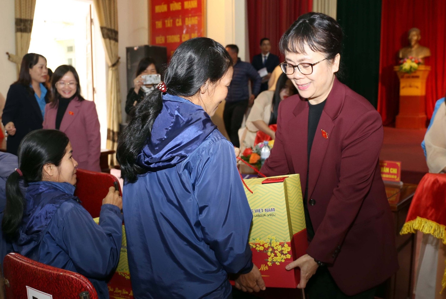 Nghệ An: Phó Chủ nhiệm Uỷ ban Tài chính, Ngân sách của Quốc hội thăm, tặng quà cho công nhân 