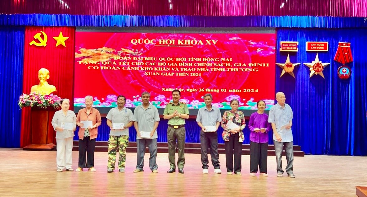 Chủ nhiệm Ủy ban Đối ngoại Quốc hội Vũ Hải Hà thăm, trao quà Tết các gia đình chính sách, hoàn cảnh khó khăn ở Đồng Nai