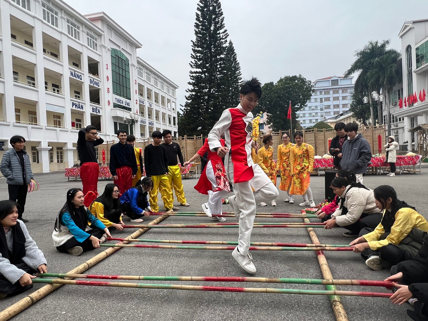 Tưng bừng lễ hội đón Tết Nguyên đán của sinh viên quốc tế tại Trường Đại học Hà Nội -0