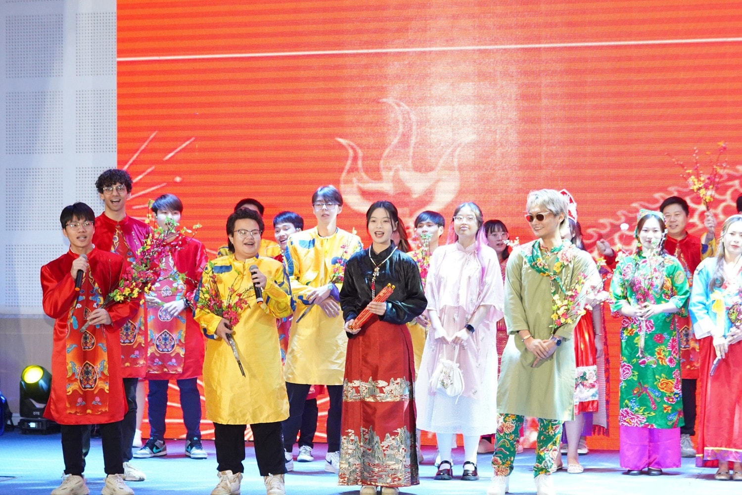 Tưng bừng lễ hội đón Tết Nguyên đán của sinh viên quốc tế tại Trường Đại học Hà Nội -0