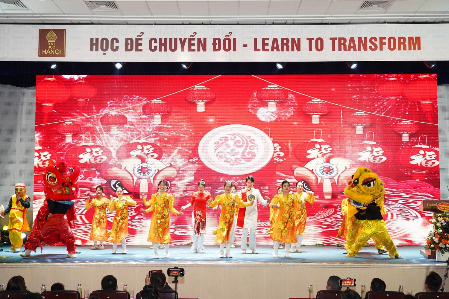 Tưng bừng lễ hội đón Tết Nguyên đán của sinh viên quốc tế tại Trường Đại học Hà Nội -0
