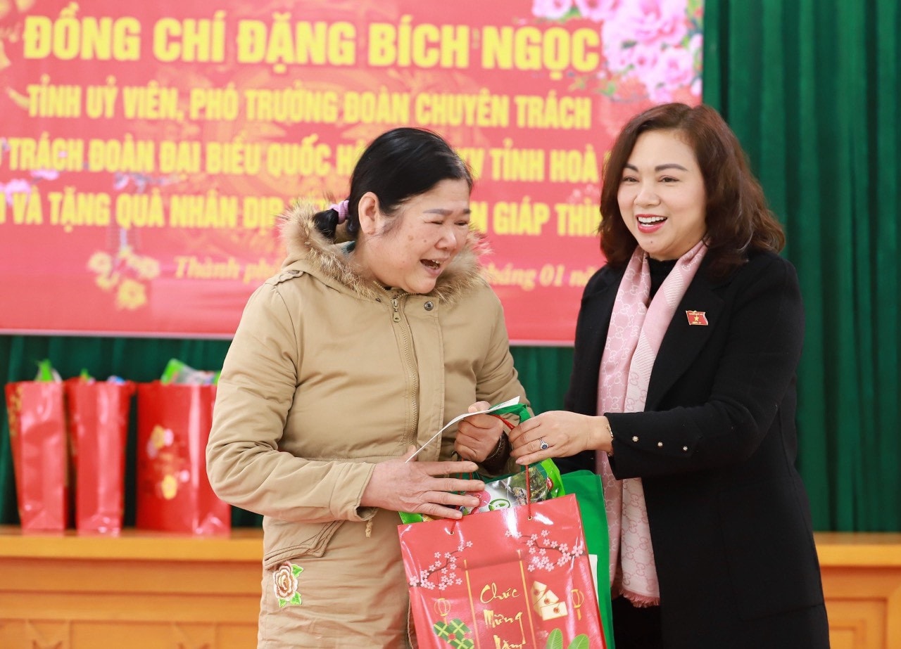 ĐBQH tỉnh Hòa Bình Đặng Bích Ngọc: Tiếp thêm ngọn lửa để Nhân dân đón Tết đầm ấm, sum vầy -0