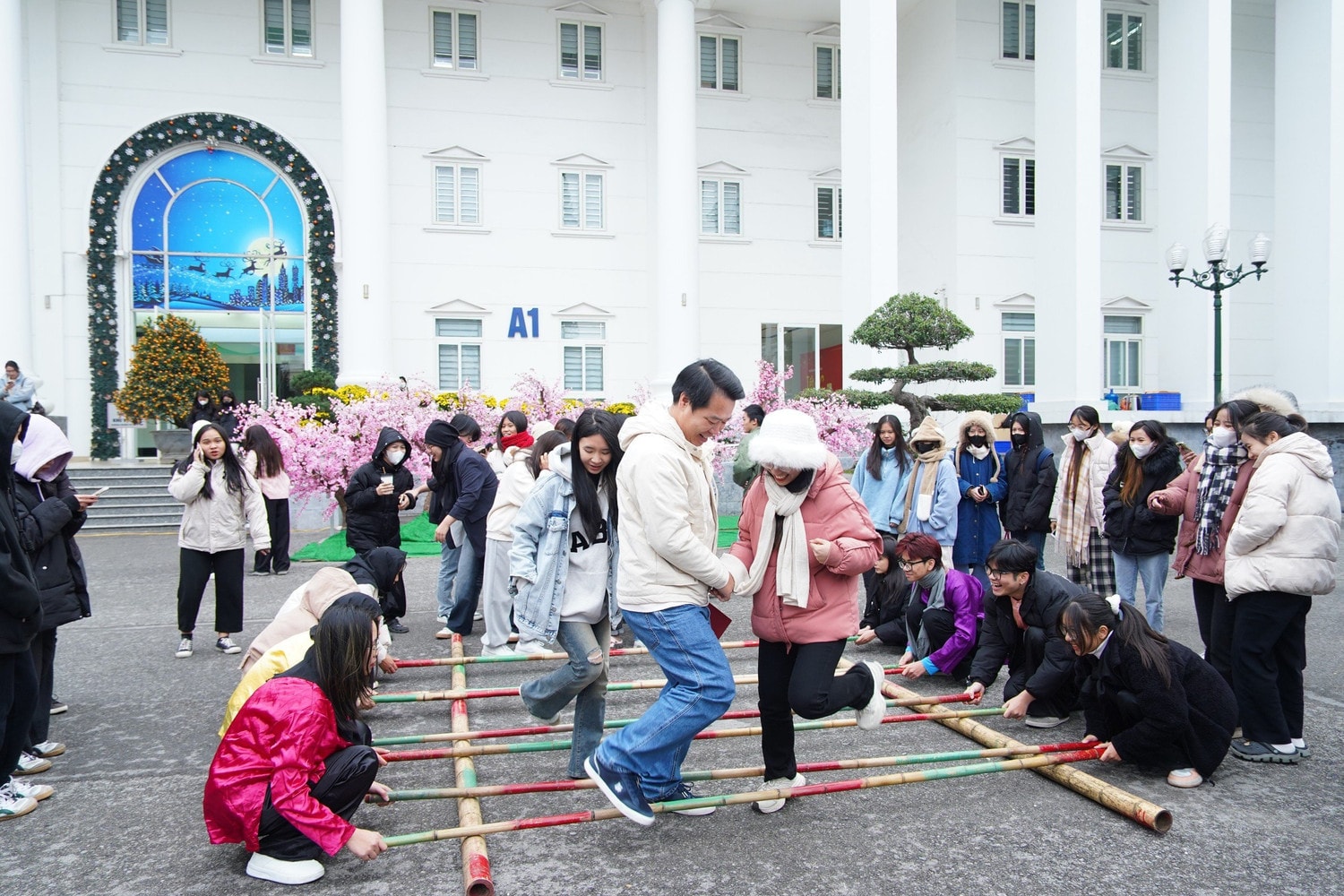 Tưng bừng lễ hội đón Tết Nguyên đán của sinh viên quốc tế tại Trường Đại học Hà Nội -0