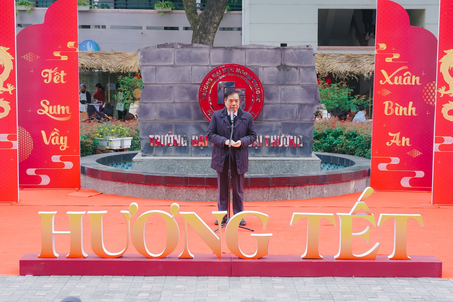 PGS.TS Bùi Anh Tuấn - Hiệu trưởng Trường Đại học Ngoại thương phát biểu khai mạc chương trình Sinh viên quốc tế thích thú trải nghiệm không khí Tết cổ truyền tại Việt Nam -0