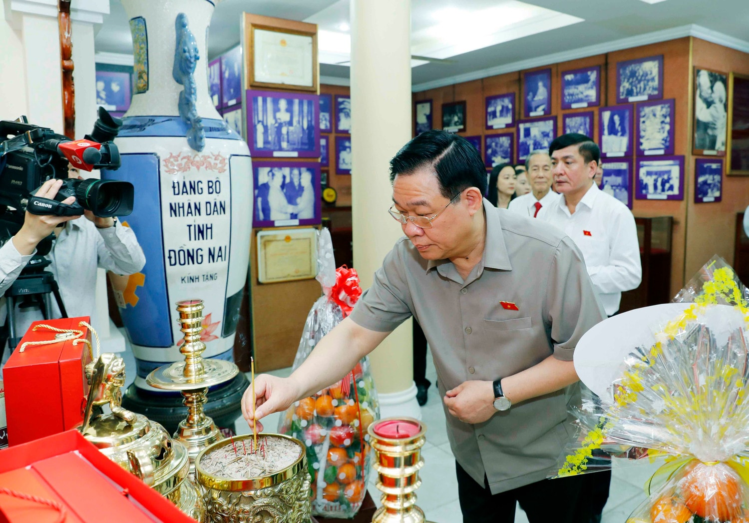 Chủ tịch Quốc hội Vương Đình Huệ thắp hương tưởng nhớ nguyên Chủ tịch Quốc hội Nguyễn Hữu Thọ -0