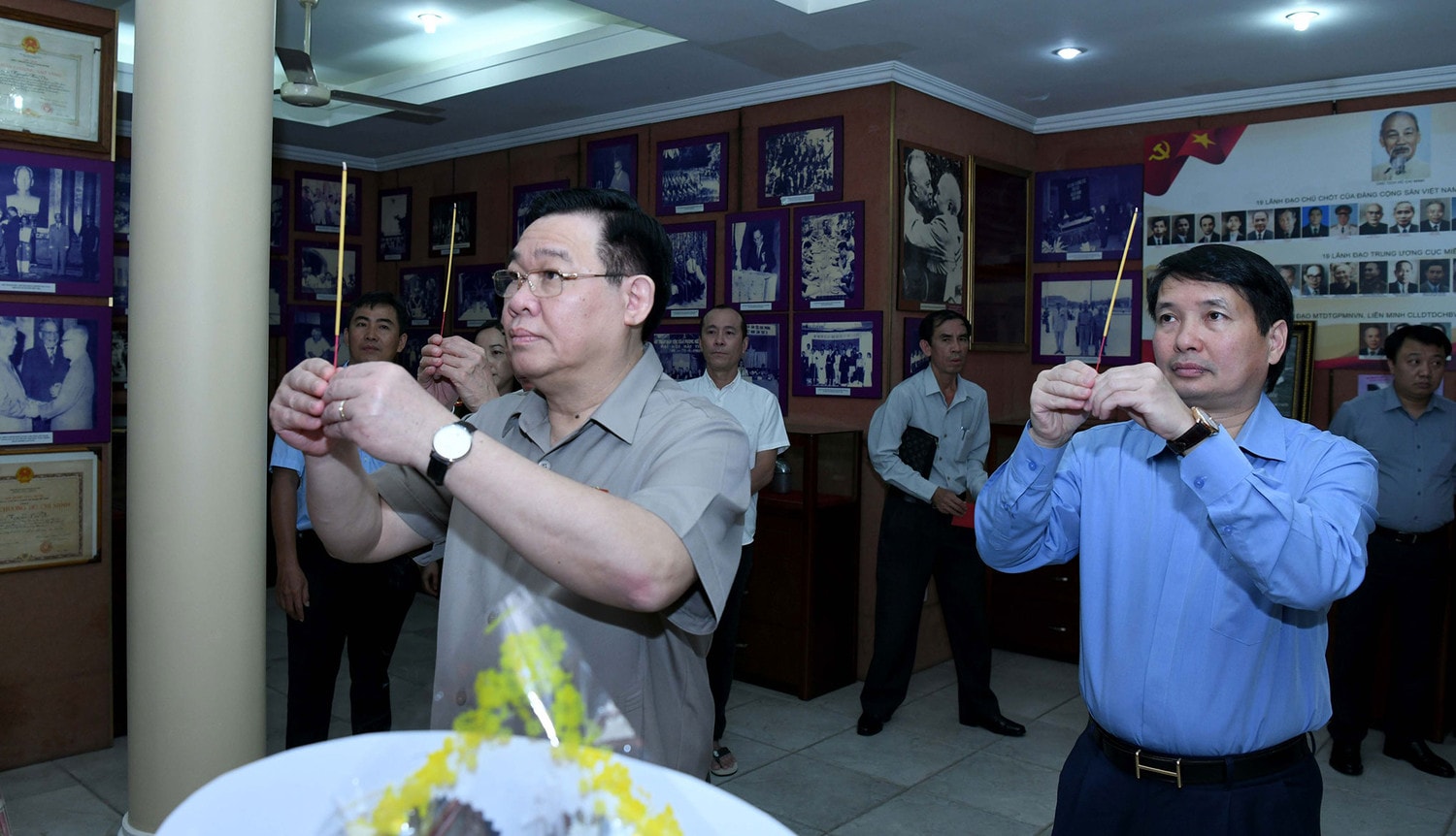 Chủ tịch Quốc hội Vương Đình Huệ thắp hương tưởng nhớ nguyên Chủ tịch Quốc hội Nguyễn Hữu Thọ -0