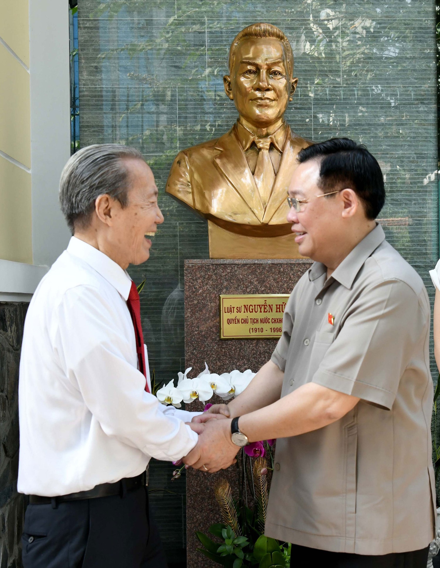 Chủ tịch Quốc hội Vương Đình Huệ thắp hương tưởng nhớ nguyên Chủ tịch Quốc hội Nguyễn Hữu Thọ -0