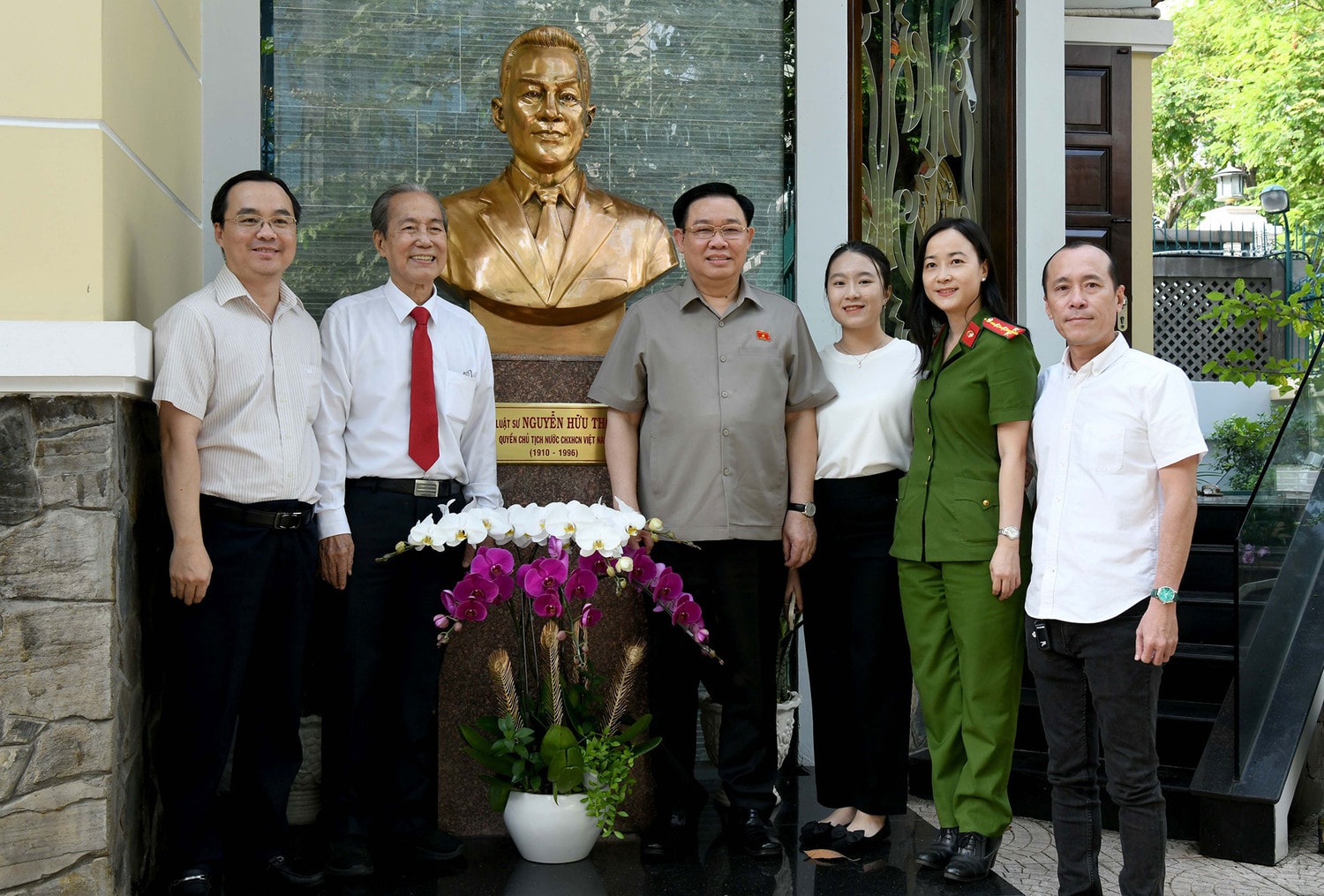 Chủ tịch Quốc hội Vương Đình Huệ thắp hương tưởng nhớ nguyên Chủ tịch Quốc hội Nguyễn Hữu Thọ -0