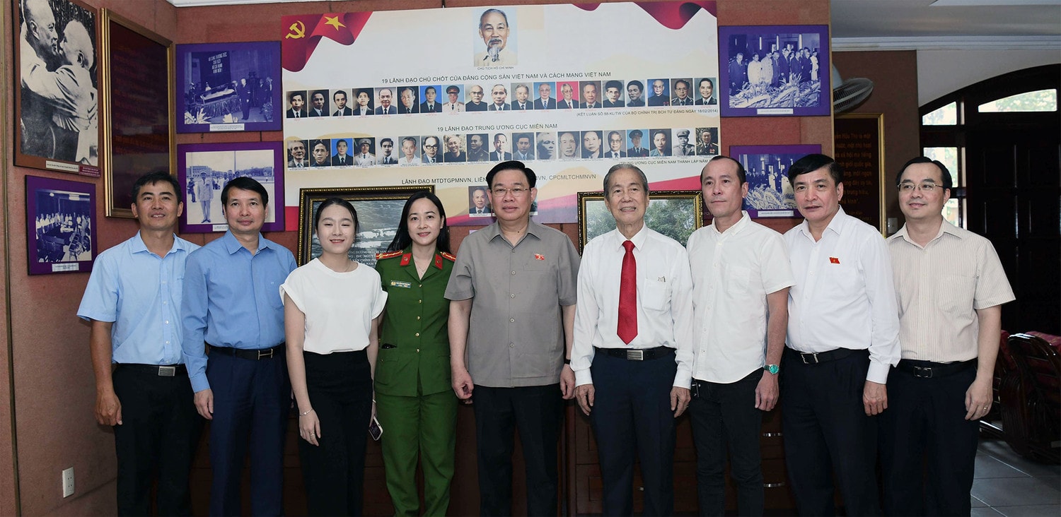 Chủ tịch Quốc hội Vương Đình Huệ thắp hương tưởng nhớ nguyên Chủ tịch Quốc hội Nguyễn Hữu Thọ -0