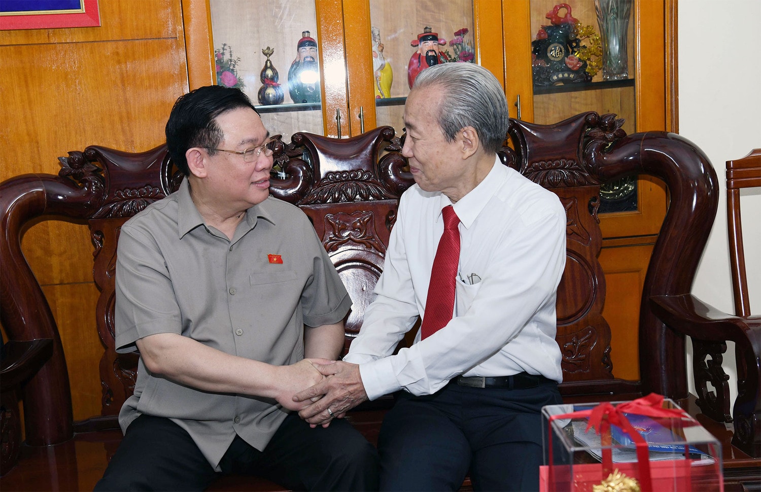 Chủ tịch Quốc hội Vương Đình Huệ thắp hương tưởng nhớ nguyên Chủ tịch Quốc hội Nguyễn Hữu Thọ -0