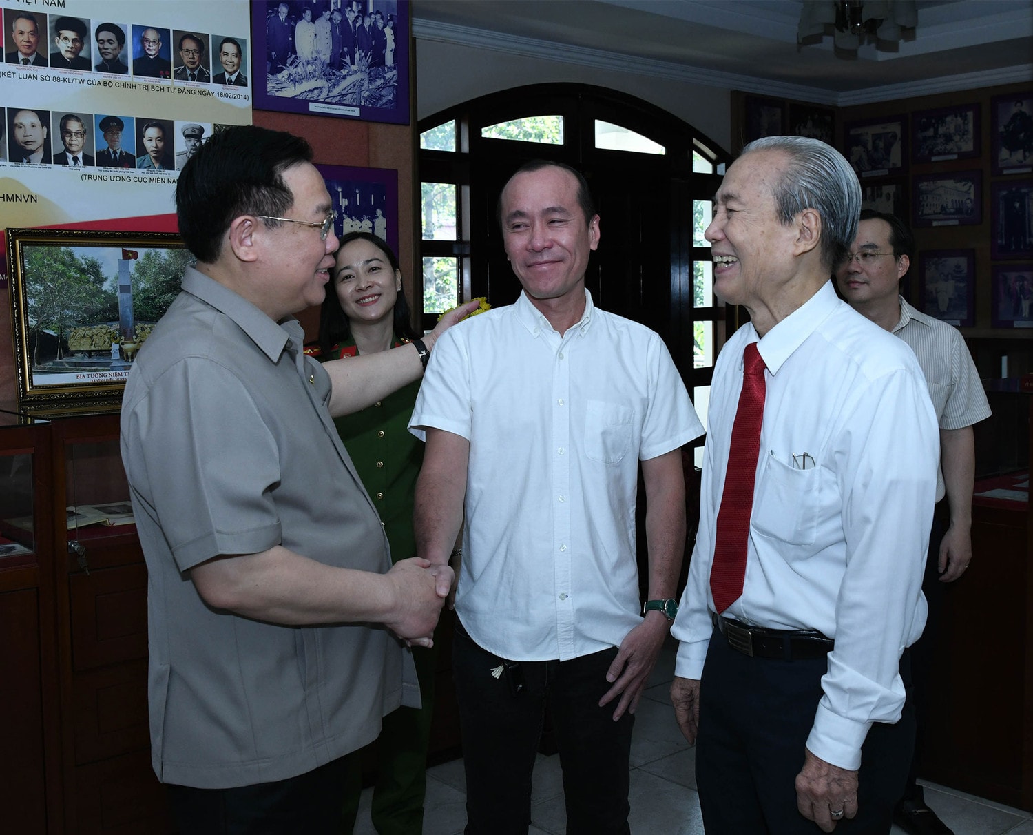Chủ tịch Quốc hội Vương Đình Huệ thắp hương tưởng nhớ nguyên Chủ tịch Quốc hội Nguyễn Hữu Thọ -0