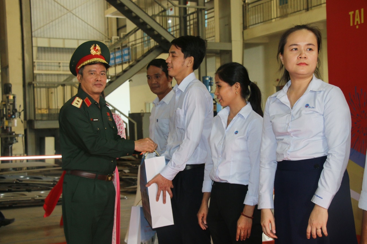 Phó Chủ tịch Quốc hội, Thượng tướng Trần Quang Phương khảo sát thực tế tại Tổng công ty Ba Son ảnh 13 Phó Chủ tịch Quốc hội, Thượng tướng Trần Quang Phương khảo sát thực tế tại Tổng Công ty Ba Son