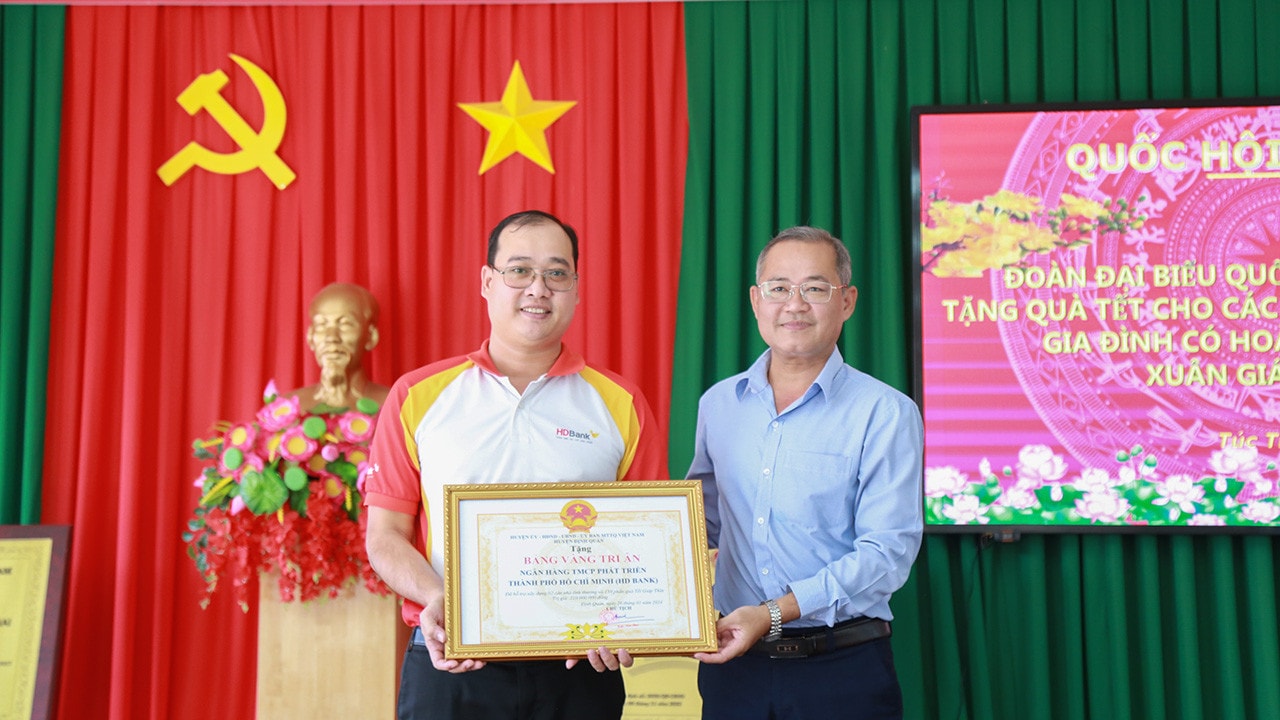 Chủ nhiệm Uỷ ban Đối ngoại Quốc hội Vũ Hải Hà thăm, trao quà Tết các gia đình chính sách, hoàn cảnh khó khăn ở Đồng Nai