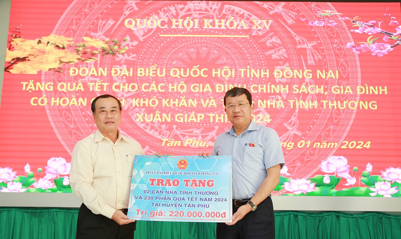 Chủ nhiệm Uỷ ban Đối ngoại Quốc hội Vũ Hải Hà thăm, trao quà Tết các gia đình chính sách, hoàn cảnh khó khăn ở Đồng Nai