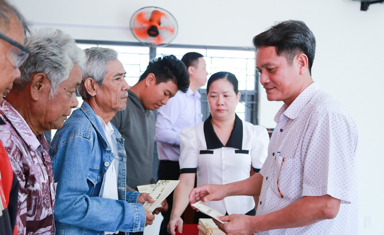 Chủ nhiệm Uỷ ban Đối ngoại Quốc hội Vũ Hải Hà thăm, trao quà Tết các gia đình chính sách, hoàn cảnh khó khăn ở Đồng Nai