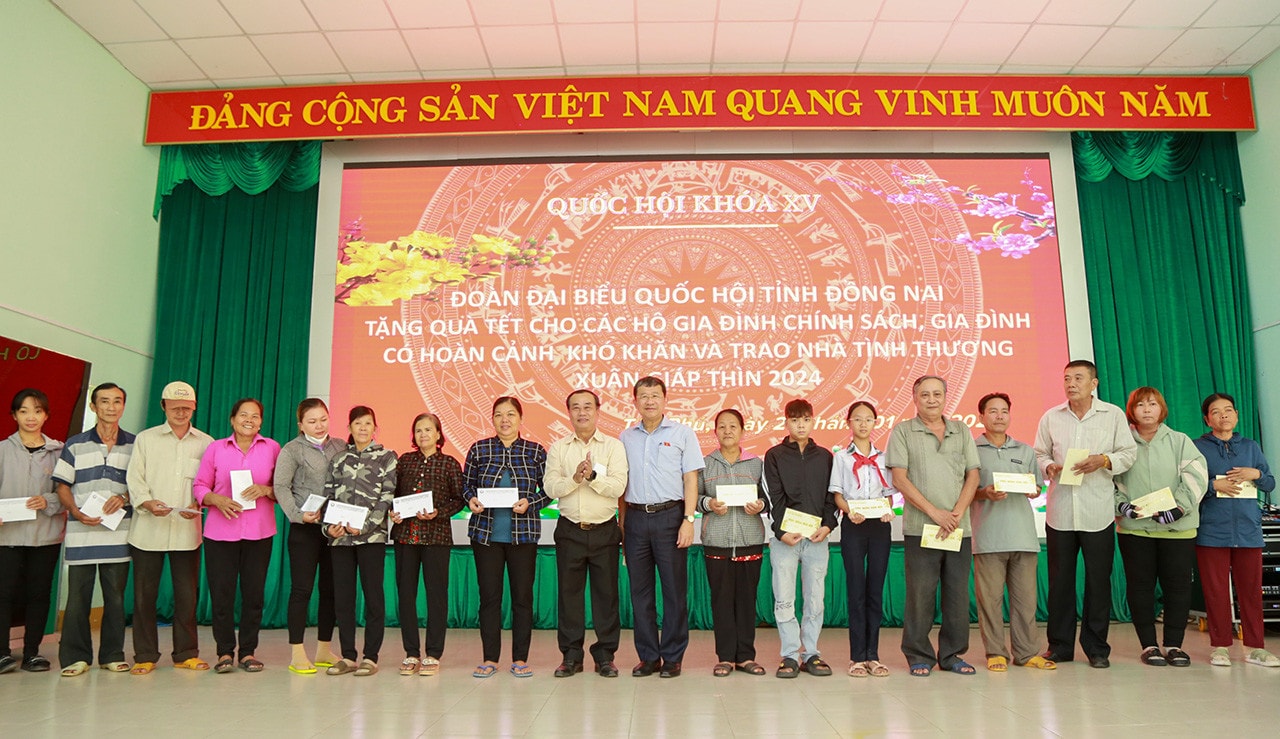 Chủ nhiệm Uỷ ban Đối ngoại Quốc hội Vũ Hải Hà thăm, trao quà Tết các gia đình chính sách, hoàn cảnh khó khăn ở Đồng Nai
