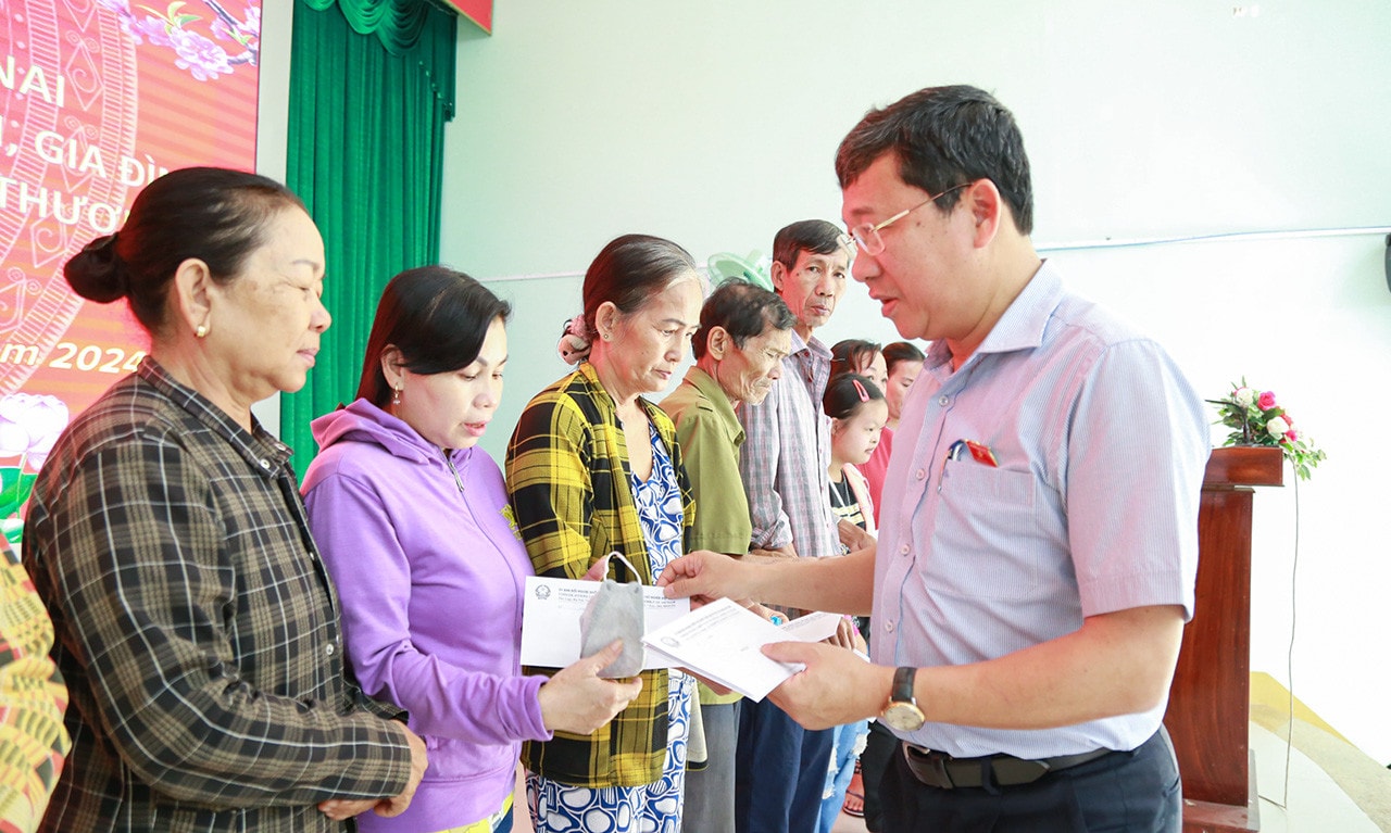 Chủ nhiệm Uỷ ban Đối ngoại Quốc hội Vũ Hải Hà thăm, trao quà Tết các gia đình chính sách, hoàn cảnh khó khăn ở Đồng Nai