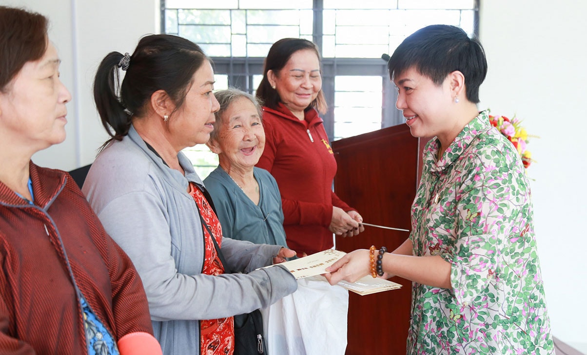 Chủ nhiệm Ủy ban Đối ngoại Quốc hội Vũ Hải Hà thăm, trao quà Tết các gia đình chính sách, hoàn cảnh khó khăn ở Đồng Nai -0