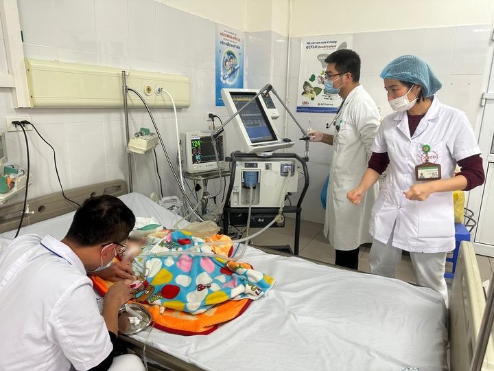 Bệnh nhi 2 tháng tuổi phải thở máy do nhiễm vi rút rsv -0