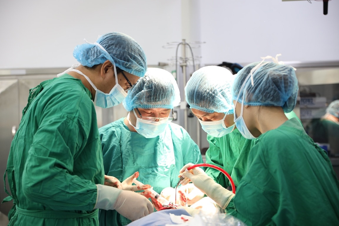 Các bác sĩ thực hiện cuộc phẫu thuật 2 giờ phẫu thuật sắp xương cho bệnh nhân bị té ngã gây biến dạng khuôn mặt -0