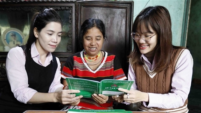 Cán bộ tín dụng NHCSXH A Lưới thăm hỏi hộ vay Căn Vạn Lực. Ảnh T. Việt
