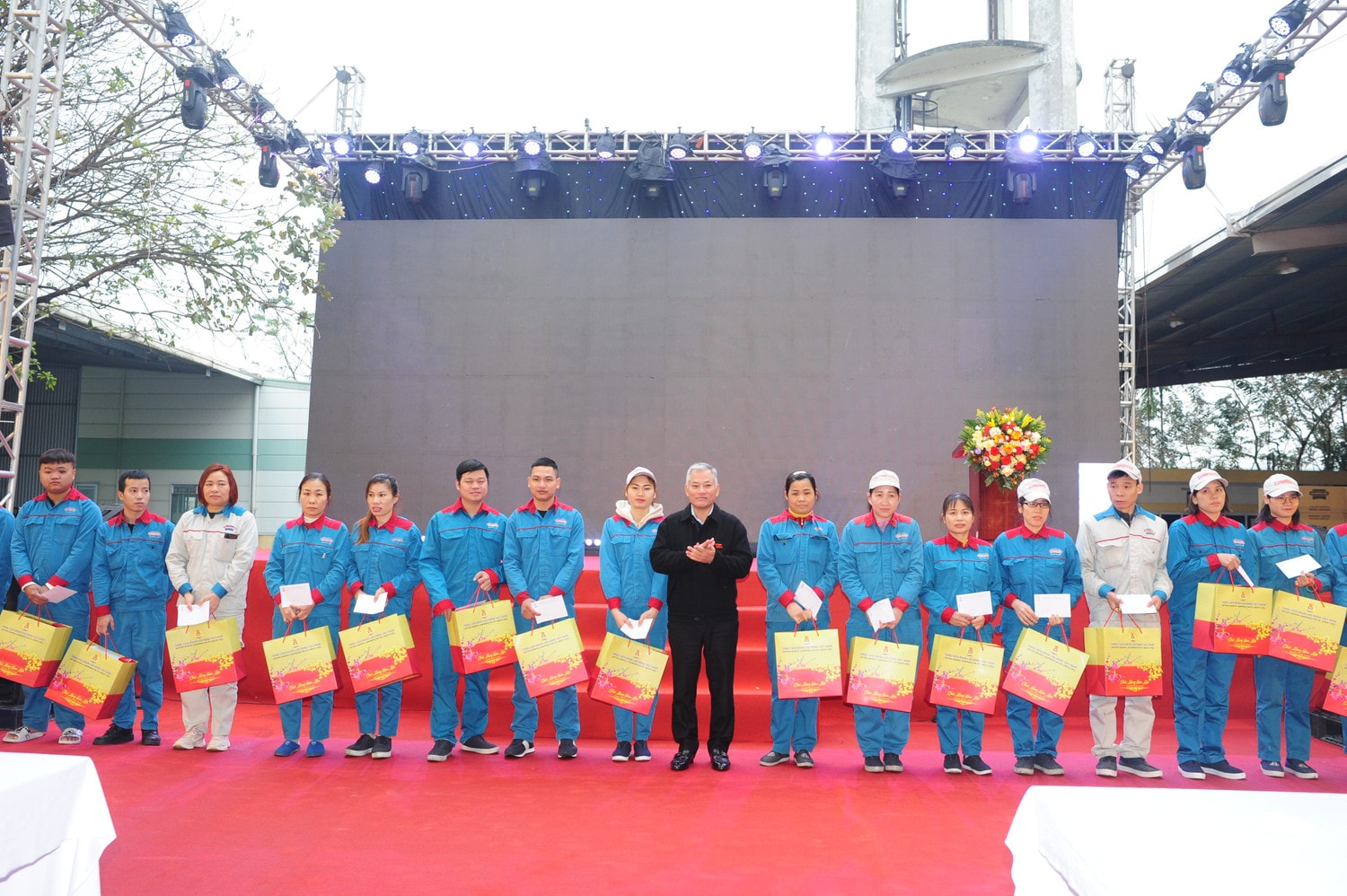 Phó Chủ nhiệm Ủy ban Đối ngoại Đôn Tuấn Phong cùng các công nhân lao động có hoàn cảnh khó khăn Công ty TNHH Sunhouse - ảnh: T.Chi 