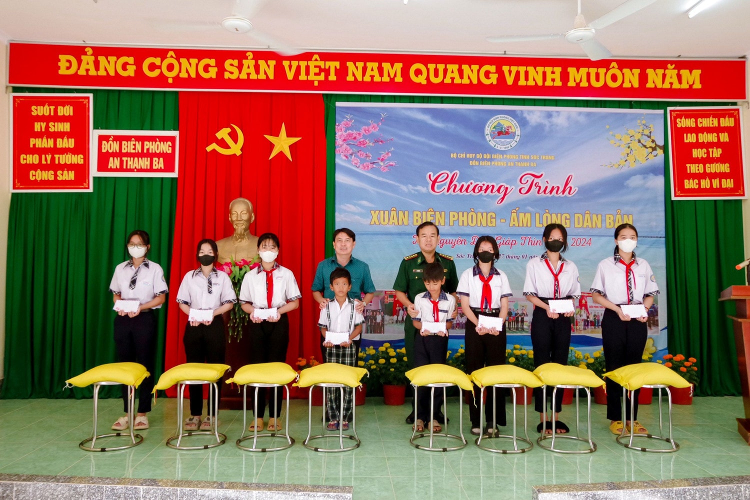 Nhiều hoạt động ý nghĩa chăm lo Tết cho người nghèo khu vực biên giới biển Sóc Trăng -0