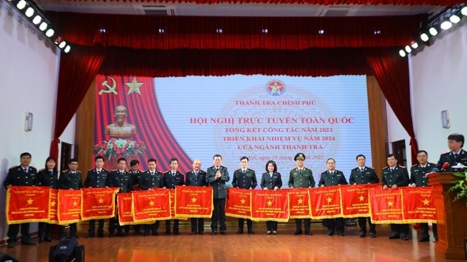 Tổng TTCP Đoàn Hồng Phong trao Cờ Thi đua của Thanh tra Chính phủ năm 2023 cho 16 tập thể xuất sắc