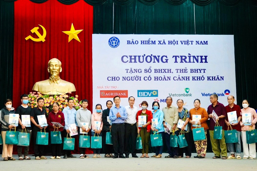 Lãnh đạo BHXH tỉnh Bà Rịa - Vũng Tàu trao thẻ bảo hiểm và quà tặng cho người dân