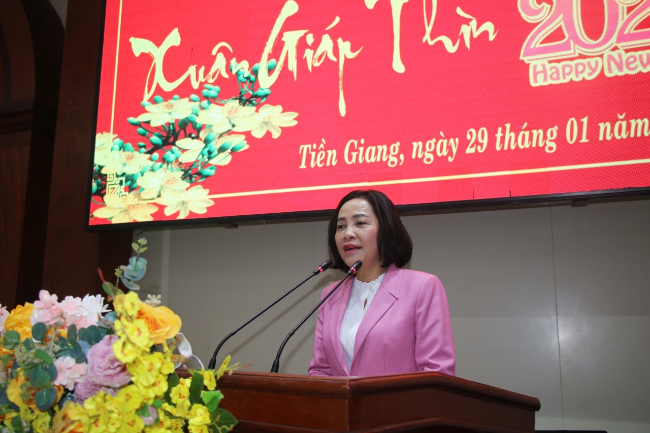 Trưởng Ban Công tác đại biểu Nguyễn Thị Thanh thăm, tặng quà Tết gia đình chính sách tại Tiền Giang