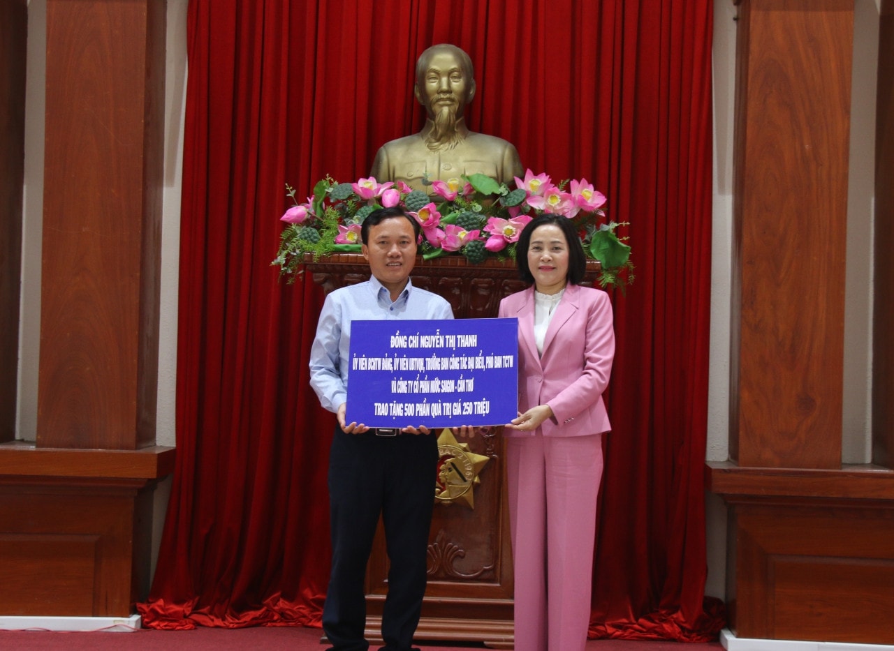 Trưởng Ban Công tác đại biểu Nguyễn Thị Thanh thăm, tặng quà Tết gia đình chính sách tại Tiền Giang