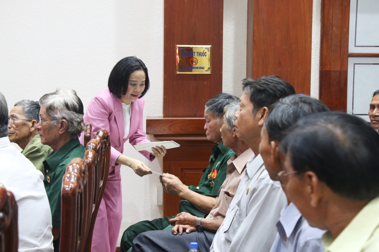 Trưởng Ban Công tác đại biểu Nguyễn Thị Thanh thăm, tặng quà Tết gia đình chính sách tại Tiền Giang