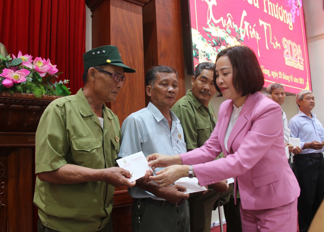 Trưởng Ban Công tác đại biểu Nguyễn Thị Thanh thăm, tặng quà Tết gia đình chính sách tại Tiền Giang