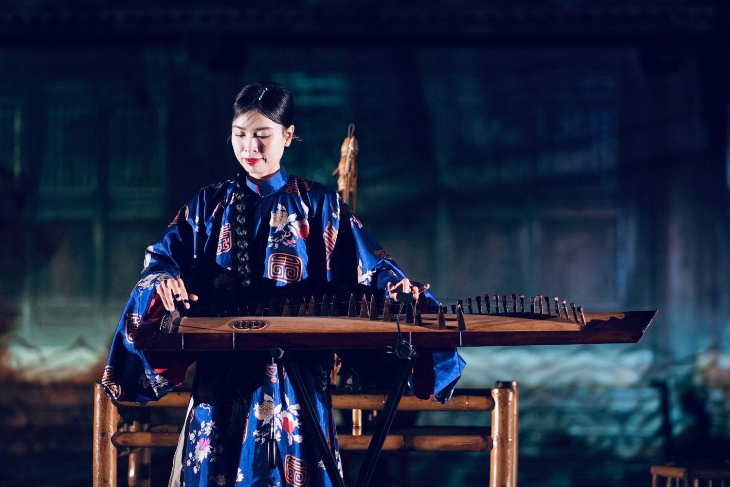 Nhạc sĩ Đinh Khánh Ly biểu diễn tại Lễ ra mắt album 