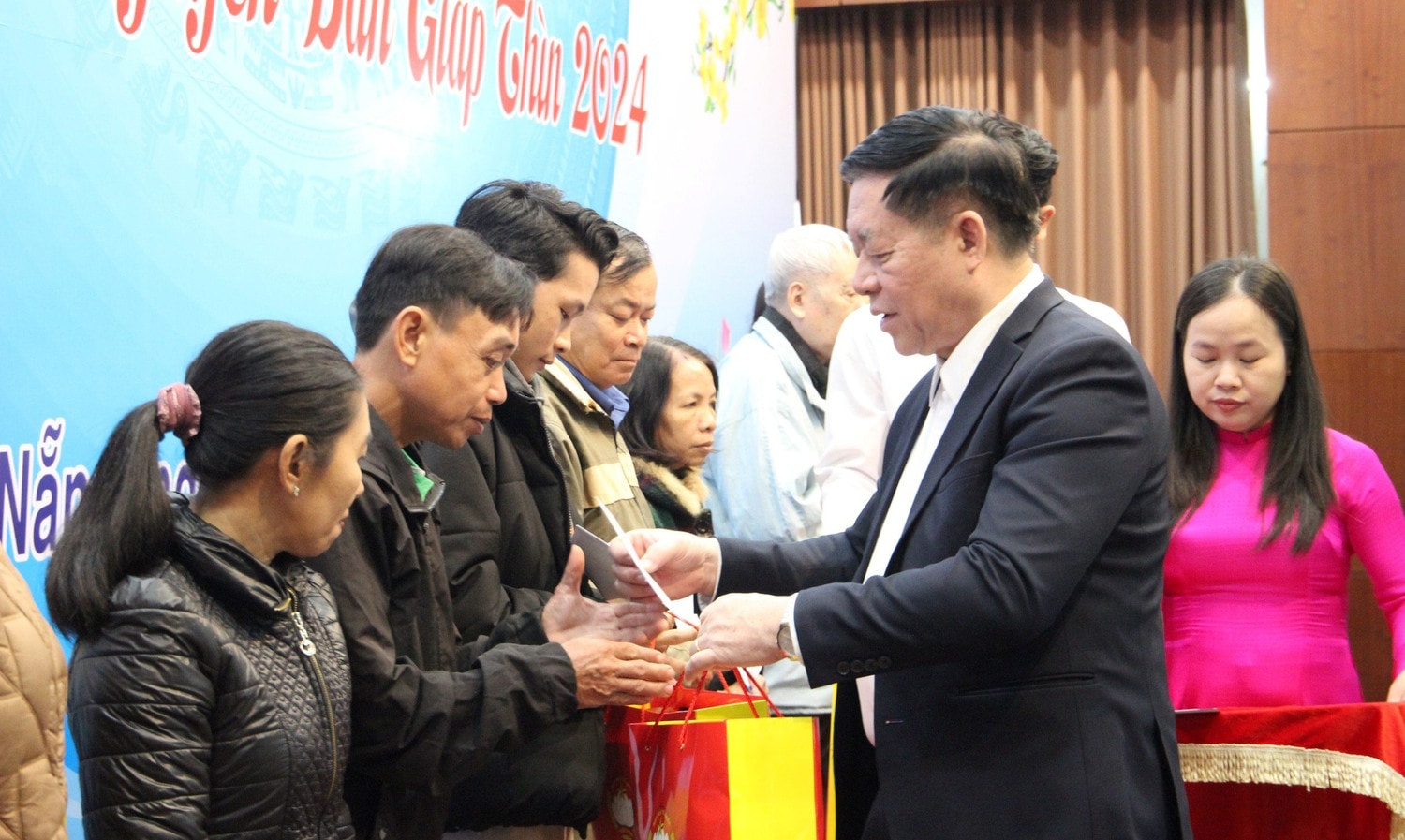 Trưởng Ban Tuyên giáo Trung ương Nguyễn Trọng Nghĩa tham dự chương trình “Chợ Tết 0 đồng” ở Đà Nẵng -0