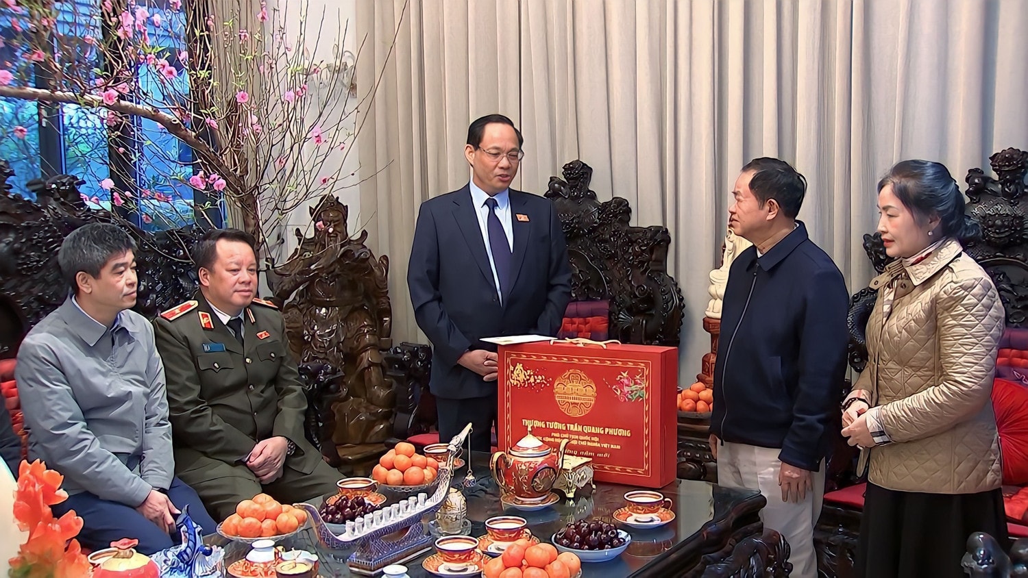 Phó Chủ tịch Quốc hội Trần Quang Phương thăm và chúc tết Đại tướng Đỗ Bá Tỵ
