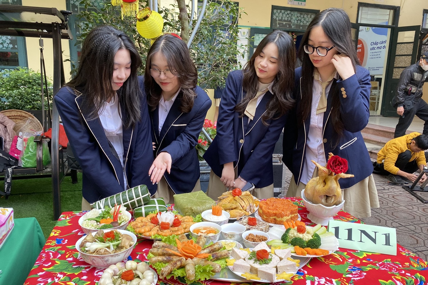 “Nồng nàn Tết ấm” trong Lễ hội Xuân yêu thương 2024 của Trường THPT Phan Huy Chú - Đống Đa -0