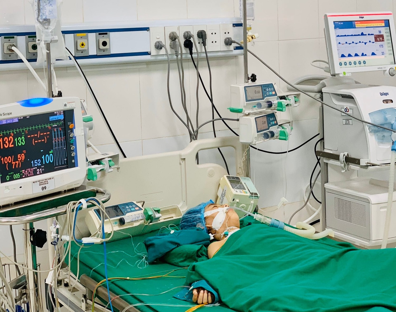 Uống nhầm thuốc trầm cảm của người lớn, 3 trẻ hôn mê nguy kịch -0
