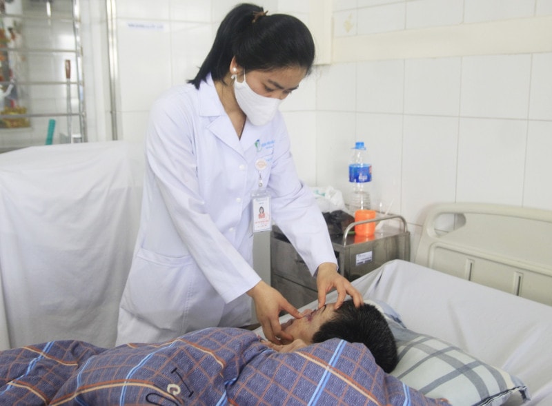 Không may bị ngã, người đàn ông 64 tuổi vỡ nhãn cầu -0