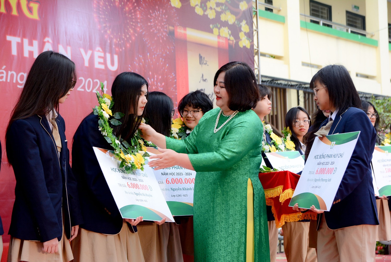 “Nồng nàn Tết ấm” trong Lễ hội Xuân yêu thương 2024 của Trường THPT Phan Huy Chú - Đống Đa -0