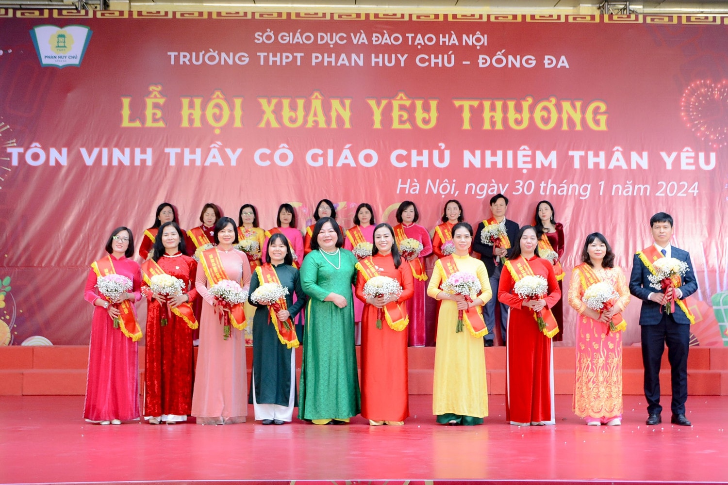 “Nồng nàn Tết ấm” trong Lễ hội Xuân yêu thương 2024 của Trường THPT Phan Huy Chú - Đống Đa -0