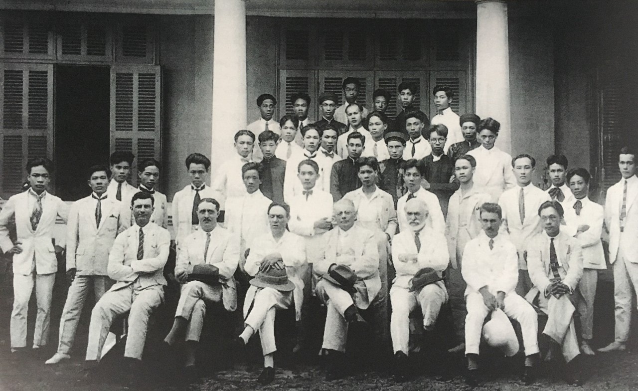 Hiệu trưởng Victor Tardieu (ngồi thứ 4 từ trái qua), họa sư Nam Sơn (ngồi đầu tiên bên phải) cùng thầy trò Trường Mỹ thuật Đông Dương - Ảnh tư liệu